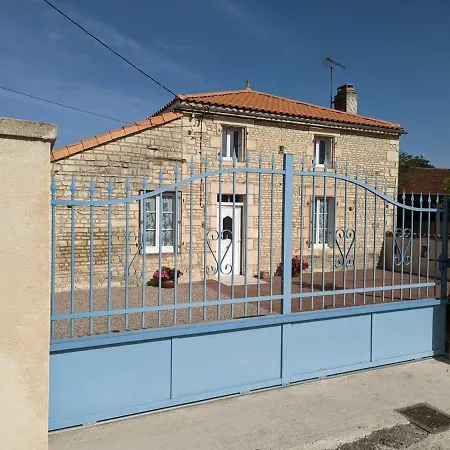 Maison Lumineuse Avec Cour Privative, Proche Sites Culturels, Confort, Equipe Bebe, Wifi Inclus * Puyreaux